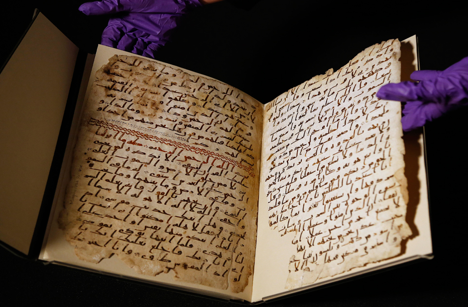 كتب النص بخط حجازي، وهو من الخطوط العربية الأولى، وهو ما يجعل الوثيقة واحدة من أقدم نسخ القرآن في العالم 