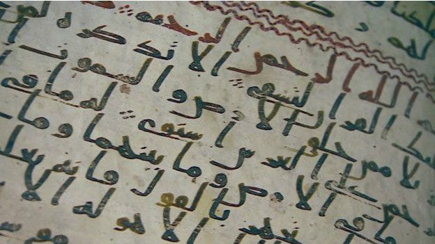 يقول الخبراء إن الصفحات المكتوبة بالخط الحجازي تعود إلى عصر الخلفاء الراشدين 